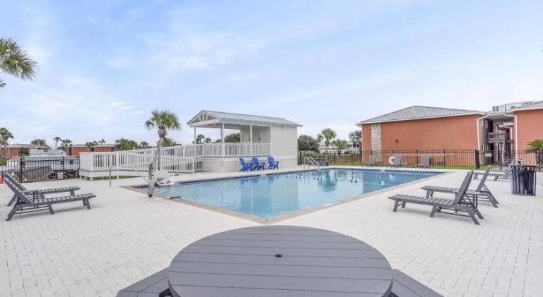 House with pool — photo 3