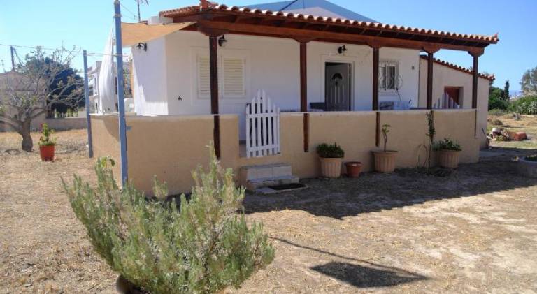 Vacation home with patio & yard | Pets are welcome in Aegina