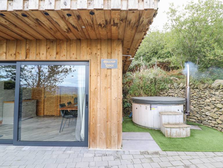 Cottage with hot tub & garden — photo 3