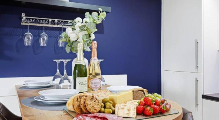 Elegant 2 Bedroom Apartment with Balcony - Near the High Street - Free Parking, Fast Wifi and Sky TV — photo 4