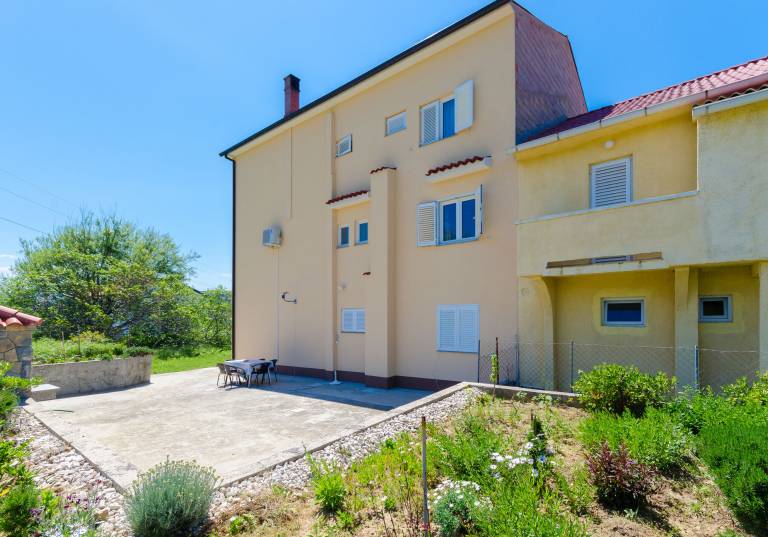 Holiday apartment with BBQ | Garden view in Rab