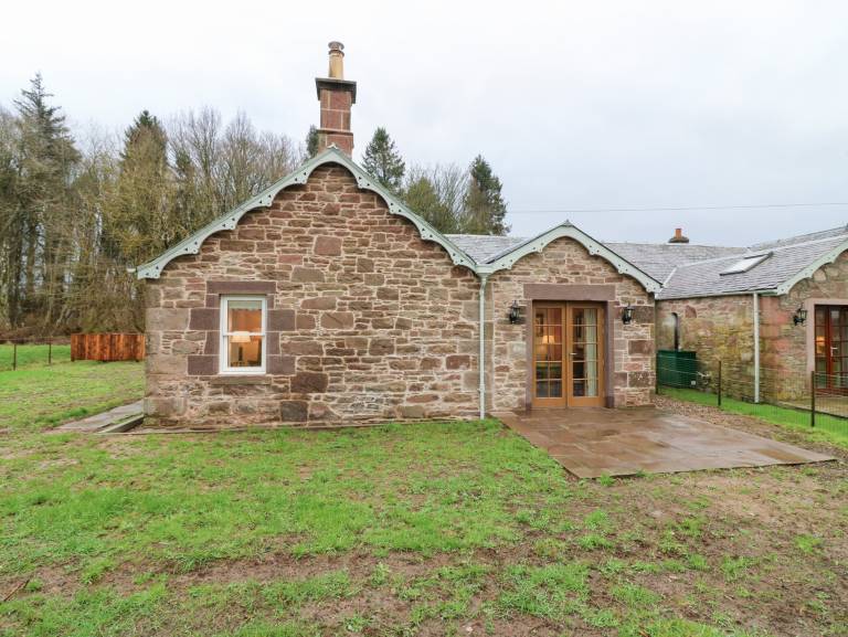 Family-friendly cottage with yard | Pet-friendly — photo 2