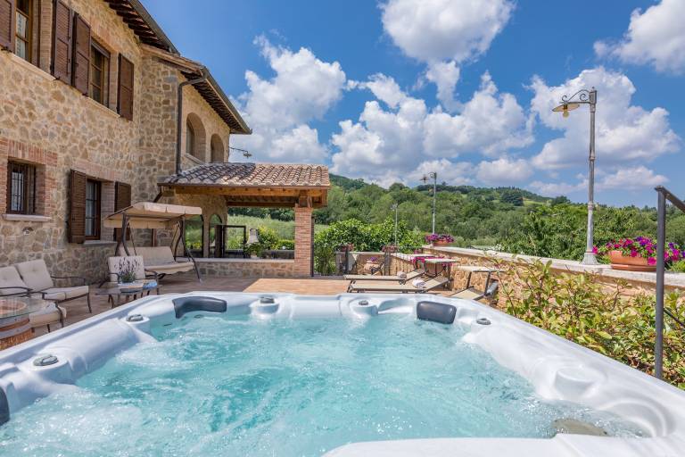 Fully equipped spacious villa with hot tub, yard & grill | Suitable for remote work | Dogs allowed — photo 2