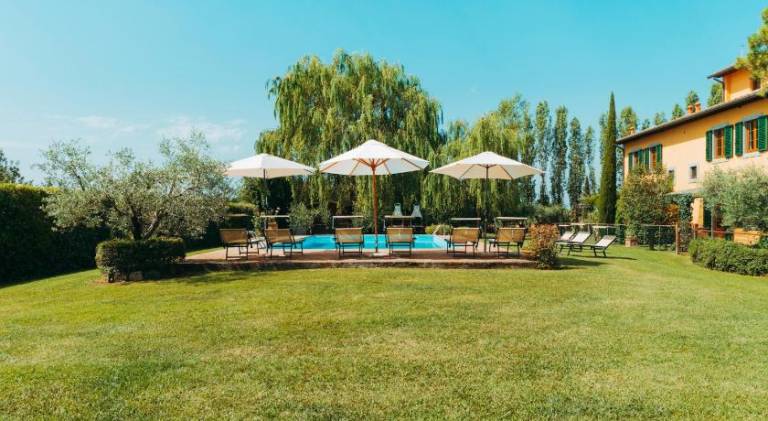 Farm with yard, pool & grill — photo 4