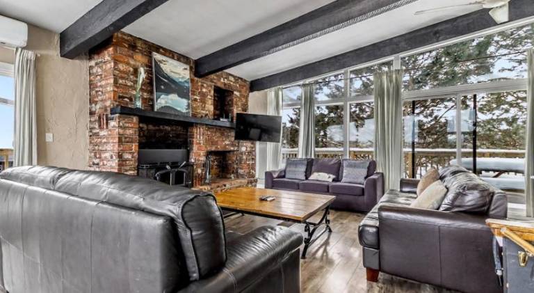 Mountain View-Backyard-Air-Conditioning-BBQ-15mins walk Blue Mountain Village in The Blue Mountains, ON