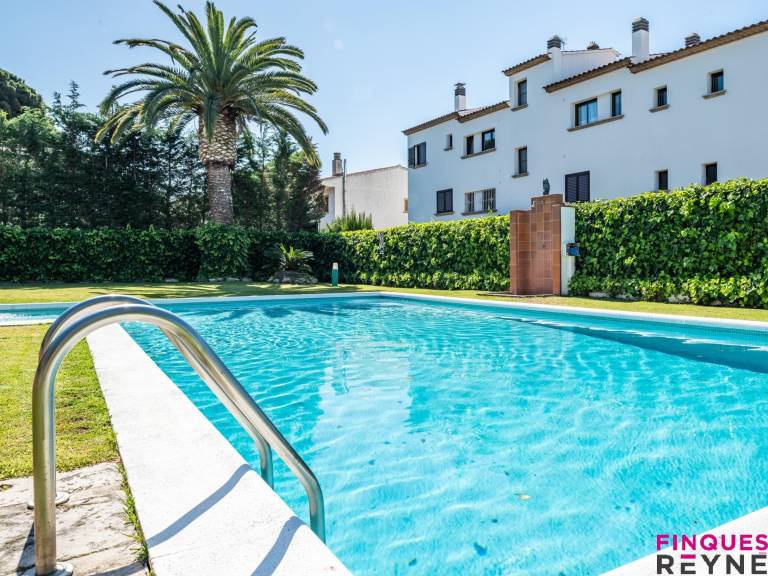 Ground floor apartment with garden and pool access, near Sant Pol beach — photo 4