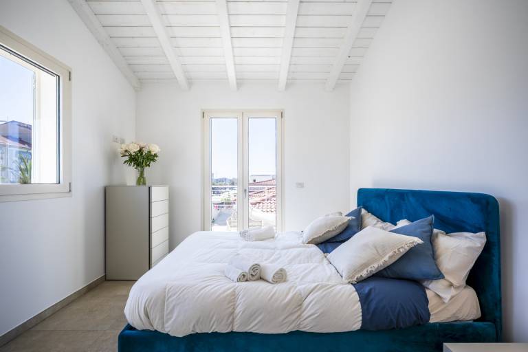 Holiday apartment with pool & patio | Water view — photo 4