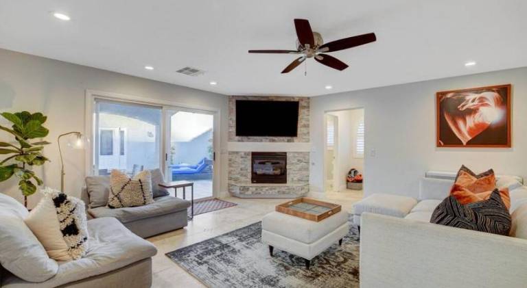 Vacation home with pool & jacuzzi — photo 2