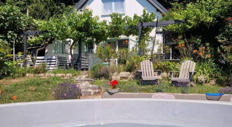 Vacation home with garden, barbeque & patio | Perfect for remote work | Pet-friendly — photo 3