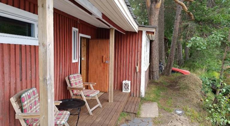 Old Finnish lakeside cottage with sauna — photo 4
