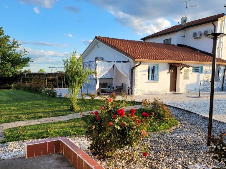 Holiday apartment with yard, BBQ & pool — photo 4
