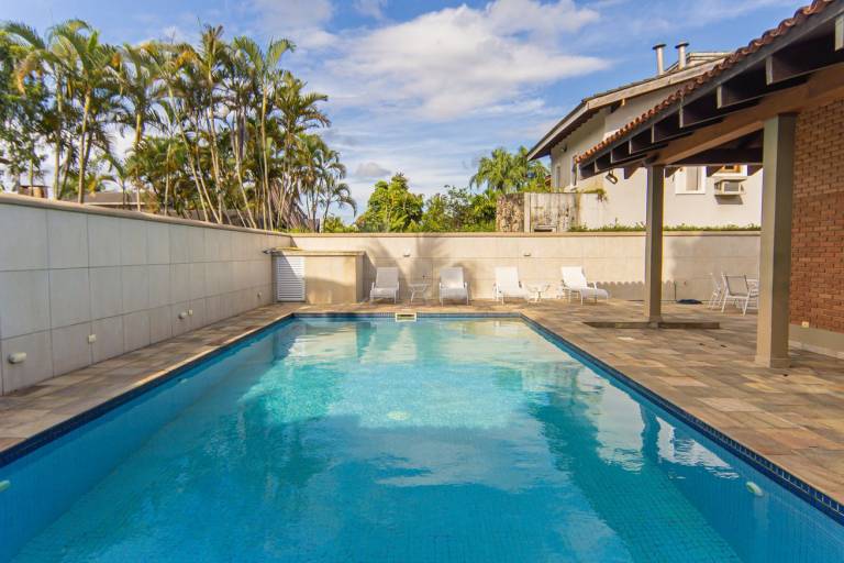 Casa com 3 Su&iacute;tes Piscina e Churrasqueira