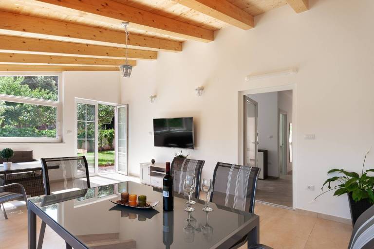 Fully equipped nice vacation home with barbeque, hot tub & yard | Pets allowed — photo 3