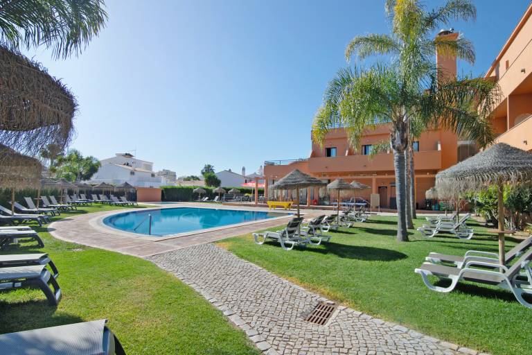 Holiday apartment with pool & fast internet in Loulé