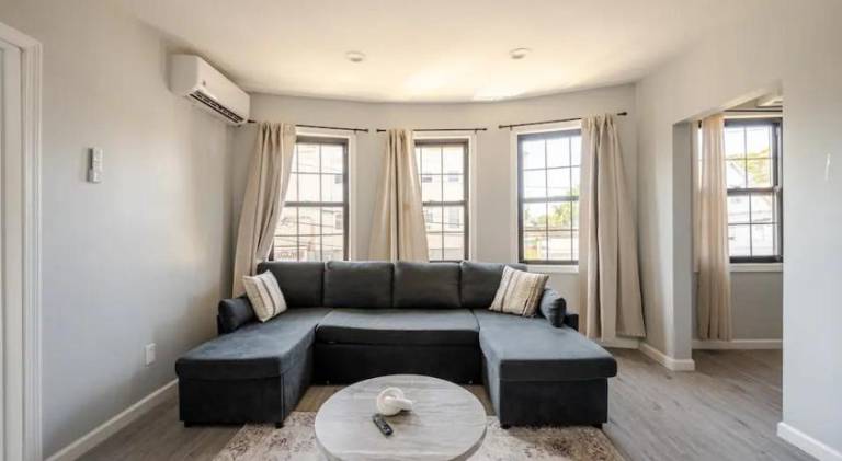 Modern 3-Bdrm Apt in Black Rock — photo 2