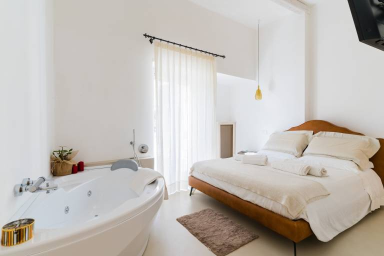 Bacchus Luxury Home Ancient Suite in Otranto: Spa Tub, Fireplace, Parking, Wi-Fi, AC in Otranto