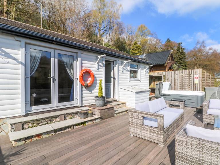 Cottage with yard, hot tub & patio — photo 2