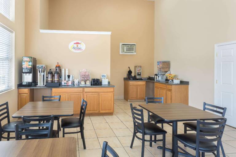 Super 8 By Wyndham Kingsland I-95/Naval Base Area — photo 4