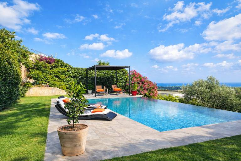 House with yard, barbeque & private pool | Water view | Good for workation in Valbonne