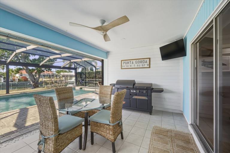 Vacation home with private pool & barbeque | Water view — photo 5