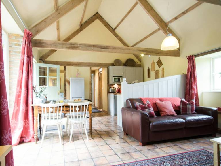 Cottage with yard & patio in Carmarthen