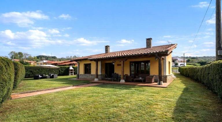 Vacation home with terrace, garden & barbeque in Cabrales