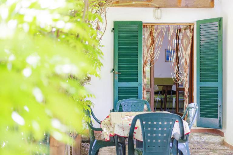 Located on the ground floor, it consists of a living room with kitchenette and sofa bed, a double be in Porto Azzurro