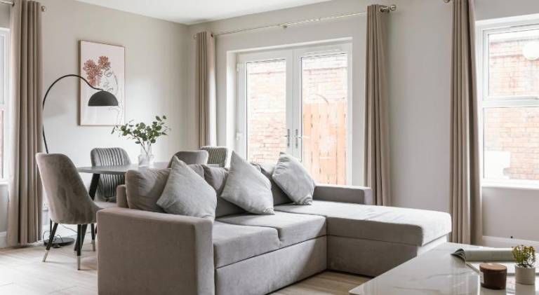 Luxurious 2 Bedroom City Centre Apartment Walking Distance to Everything Sleeps 6 in Belfast