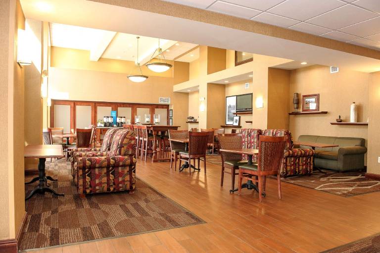 Hampton Inn & Suites Brookings — photo 2