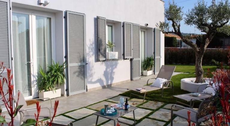 Apartment with yard in Diano Marina