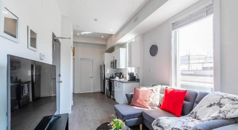 Modern & Bright 2BR Suite StayStreet Suites