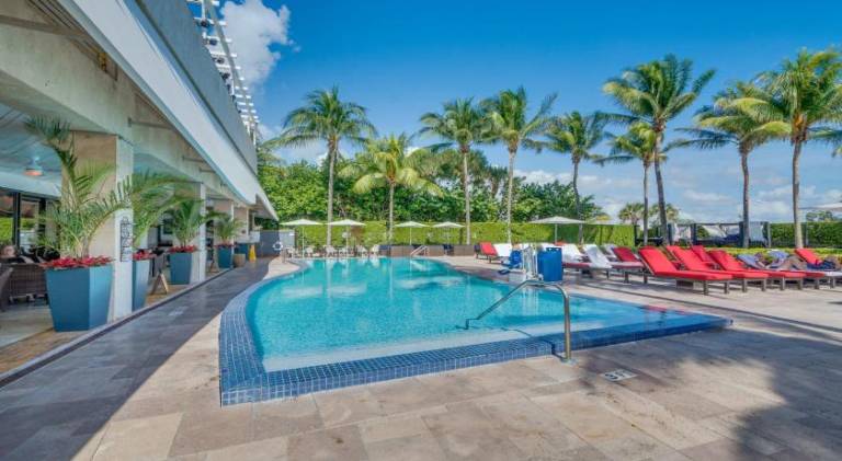 Beachfront Bentley Hotel One Bedroom Suite with Balcony and Beach access — photo 3