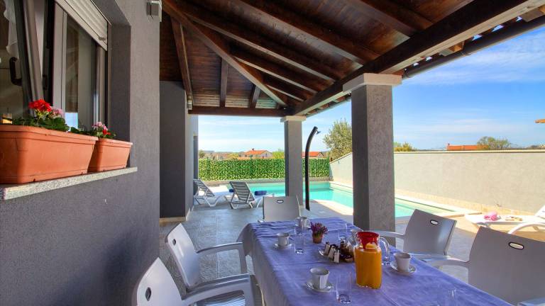 Villa with barbecue, patio & pool — photo 2
