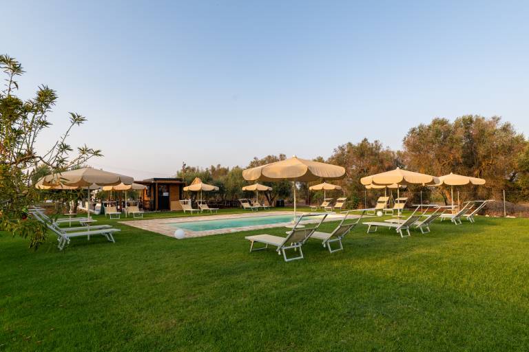 Apartment with yard & pool | Garden view — photo 2