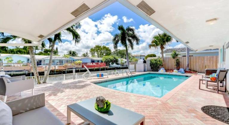 House with pool — photo 4