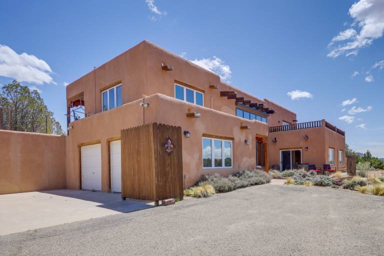 ‘Casa al Reves’ Pueblo-Style House with Views! — photo 3