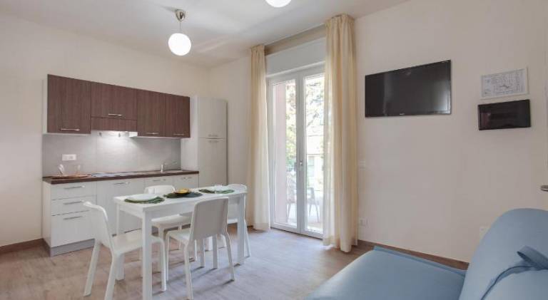 Serviced apartment with yard & terrace — photo 4