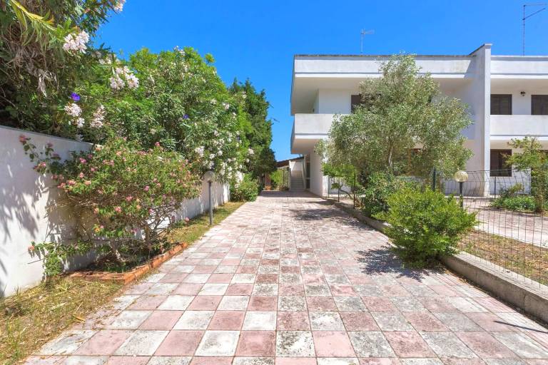 Child-friendly villa with BBQ, yard & terrace | Garden view | Pets are welcome — photo 3