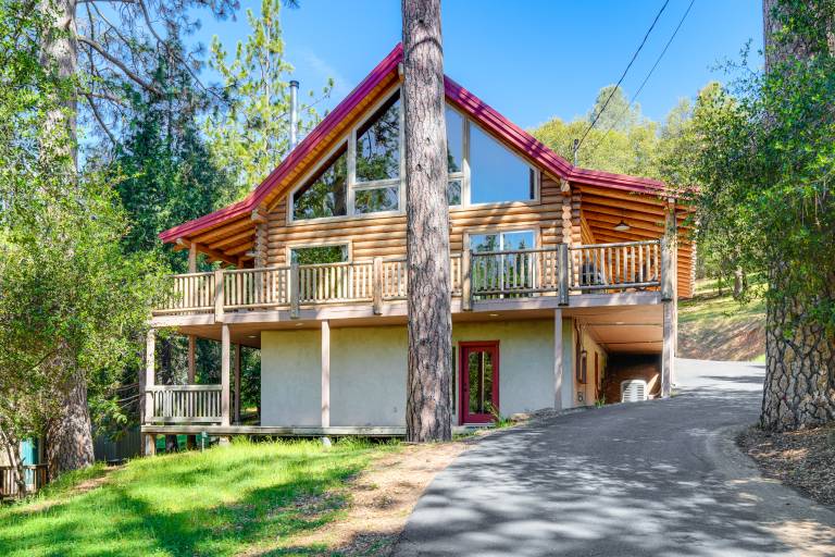 Walk to Pine Mountain Lake: Spacious Family Cabin — photo 4