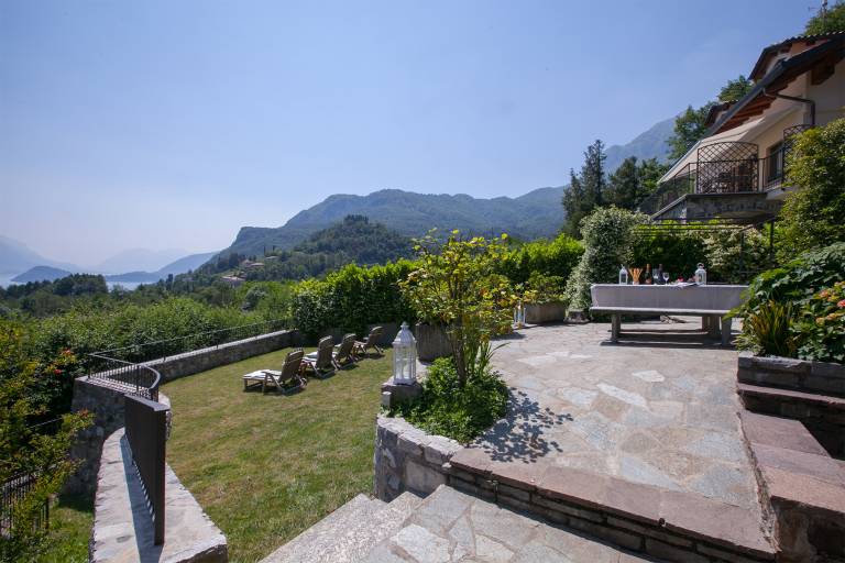 Family-oriented beautiful villa with barbecue, terrace & yard | Water view | Dogs allowed — photo 5