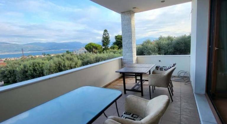 Holiday apartment with yard & terrace — photo 3