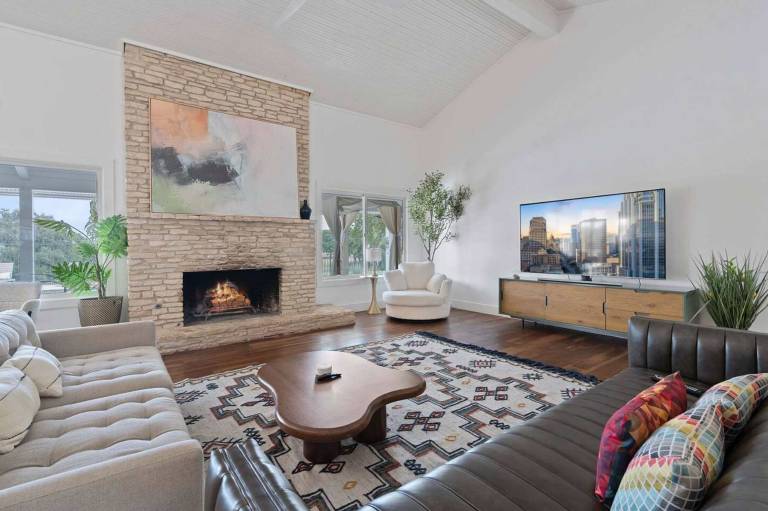 Luxurious Modern Retreat with Private Pool Patio