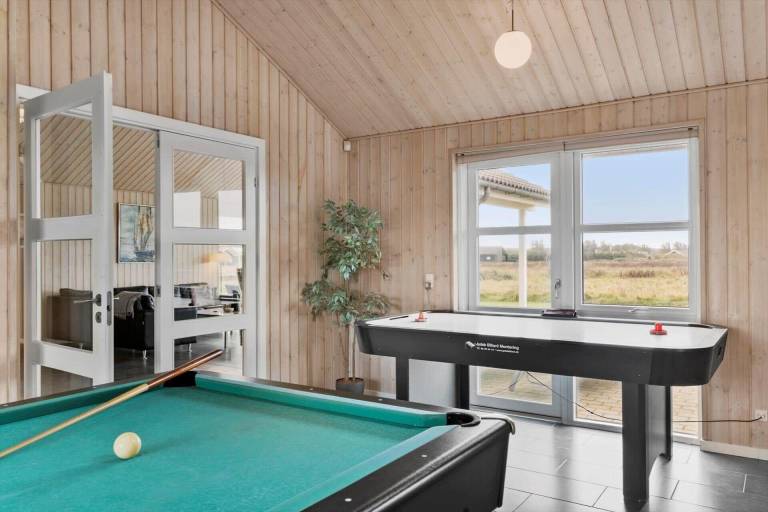 Vacation home with patio, sauna & jacuzzi — photo 5