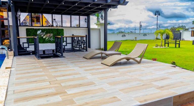 Serviced apartment with yard, jacuzzi & pool — photo 4