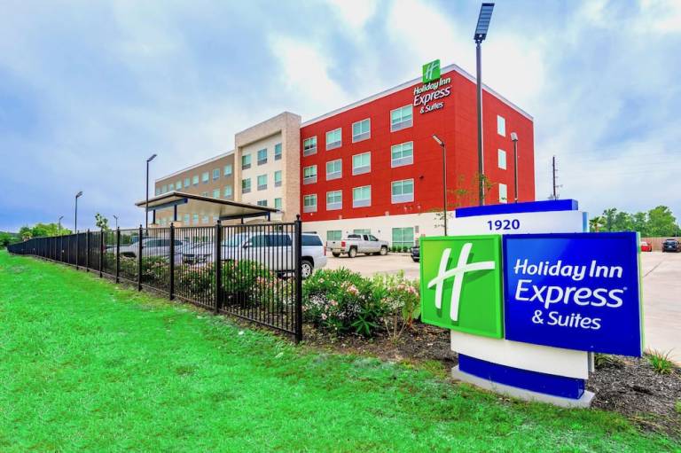 Holiday Inn Express & Suites Houston IAH Beltway 8 by IHG