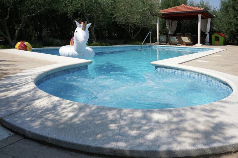 Family-friendly vacation home with garden, hot tub & private pool | Mountain view | Dogs allowed — photo 3