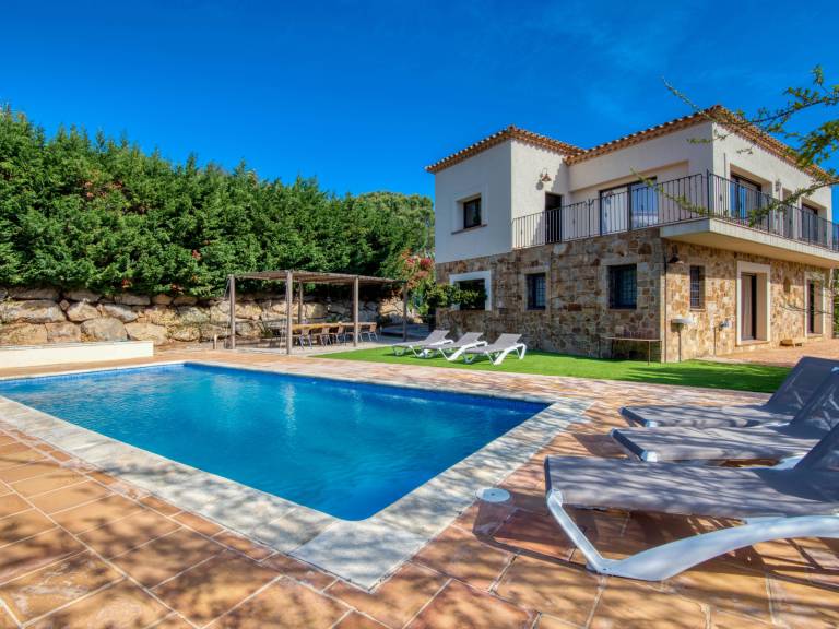 Vacation home with private pool & yard — photo 3