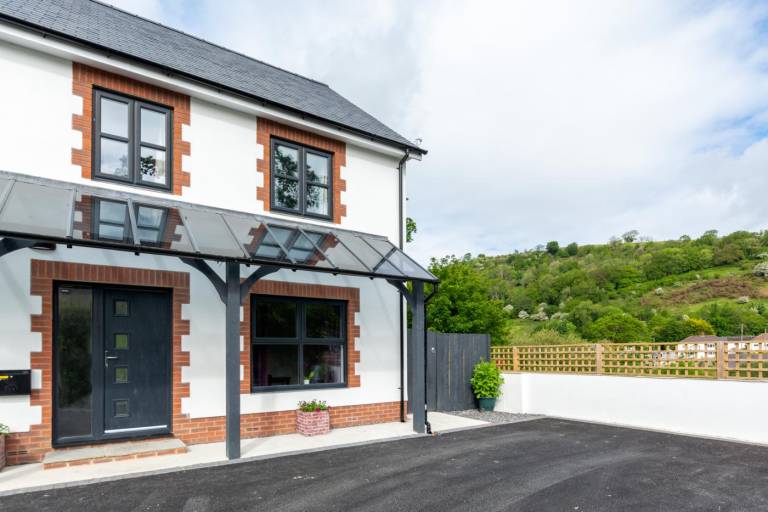 3 Bed in Llanfynydd oc pw9215