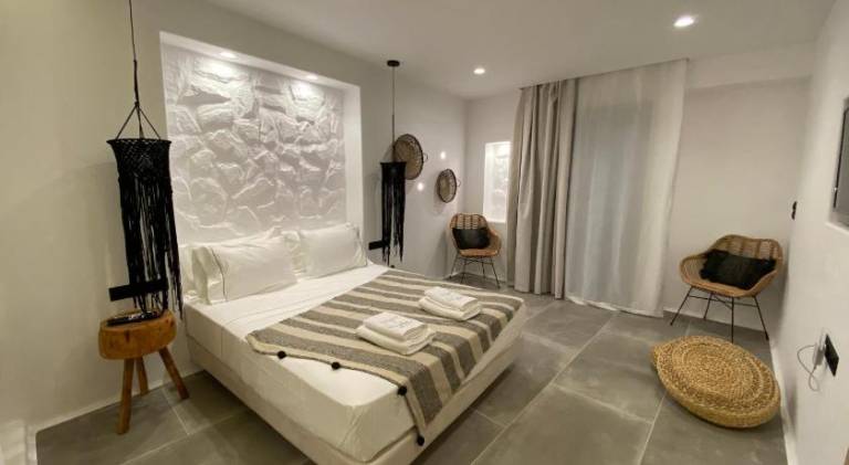 Serviced apartment with patio & pool | Dogs allowed — photo 2