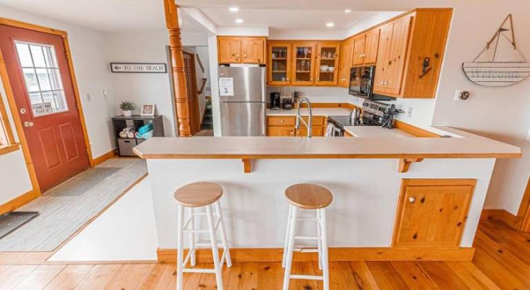 House with hot tub | Beach nearby | Pets allowed — photo 3